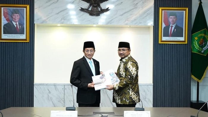 Nasaruddin Umar dan Yaqut Cholil Qoumas saat sertijab menteri agama, di Kantor Pusat Kemenag, Jalan Lapangan Banteng, Jakarta, Senin (21/10/2024).