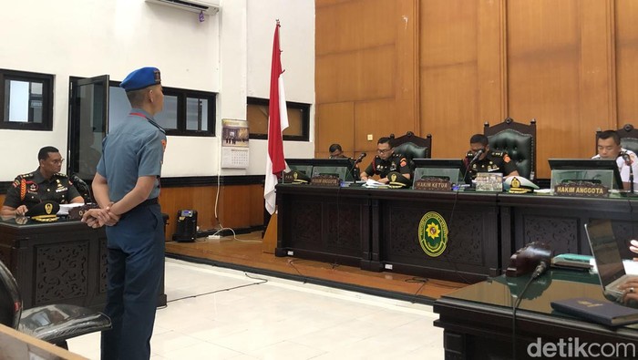 Sidang vonis Serda Adan Aryan Marsal terkait pembunuhan terhadap Iwan Sutrisman Telaumbanua, casis Bintara TNI AL asal Nias di Pengadilan Militer I-03 Padang. (M. Afdal Afrianto/detikSumut)