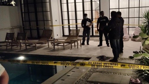 Situasi kolam renang vila di kawasan Tibubeneng, Kuta Utara, Badung, Bali, yang menjadi lokasi tewasnya warga negara (WN) Malaysia berinisial LPY pada Senin (21/10/2024). (Foto: Dok. Polres Badung)