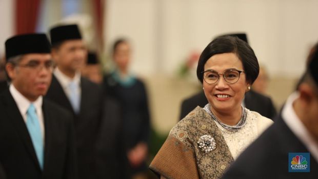 Sri Mulyani Indrawati (SMI) usai dilantik sebagai Menteri Keuangan oleh Presiden Prabowo Subianto di Istana Negara, Jakarta, Senin (21/10/2024). (CNBC Indonesia/Tri Susilo)