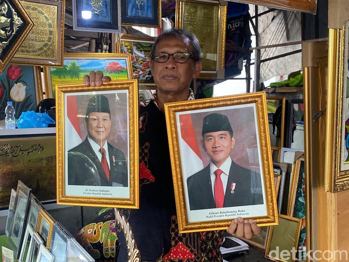 Suasana kios figura milik Muhammad Saleh (72) di Pasar Johar, Kelurahan Purwodinatan, Kecamatan Semarang Tengah, Kota Semarang, Senin (21/10/2024).