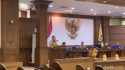 Suasana rapat paripurna DPRD Bali, Senin (21/10/2024). Foto kepresidenan Prabowo-Gibran belum terpasang di sana.