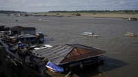 Surutnya air telah mengubah tepian sungai menjadi dinding tanah yang curam, sehingga tongkang yang memasok makanan, air minum, dan bahan bakar kepada 60.000 penduduk Leticia, tidak dapat berlabuh di kota itu.  