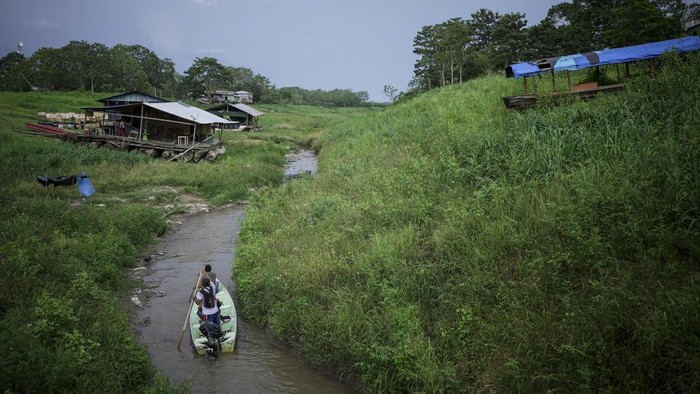 Signs of drought are visible on the Amazon River, near Leticia, Colombia, Sunday, Oct. 20, 2024. (AP Photo/Ivan Valencia)