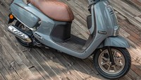 Headlamp atau lampu utama Suzuki US125T tak dibuat membuat, melainkan agak mengotak. Sementara logo Suzuki terlihat cukup dominan dan terpasang di bagian depan. Kemudian dudukannya dilaburi warna berbeda dibandingkan bodi utama dan knalpotnya dilapisi pelindung khusus berkelir silver. Foto: Doc. Suzuki China