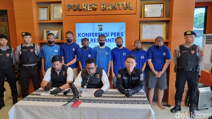 Tampang tujuh pelaku pengeroyokan yang menewaskan Rendy (16) saat dihadirkan di Polres Bantul, Senin (21/10/2024).