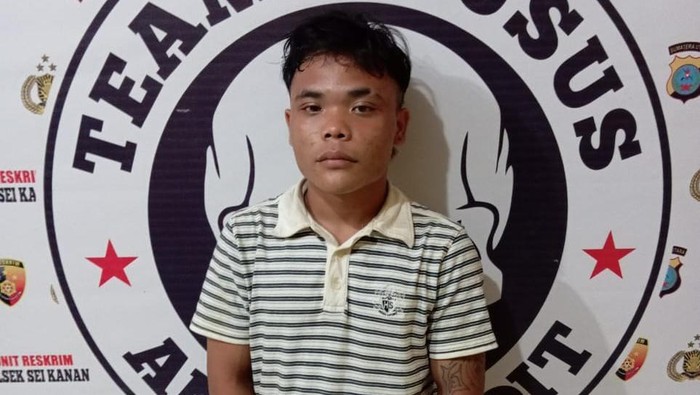 Teks foto: Pelaku ASD saat diamankan di kantor polisi. (Dok. Polsek Sungai Kanan)
