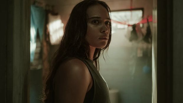 Cuplikan adegan dalam film The Shadow Strays.