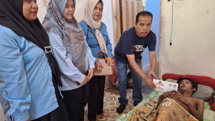 Tim Andre Rosiade memberi bantuan kepada remaja yang lumpuh di Padang, Sumbar