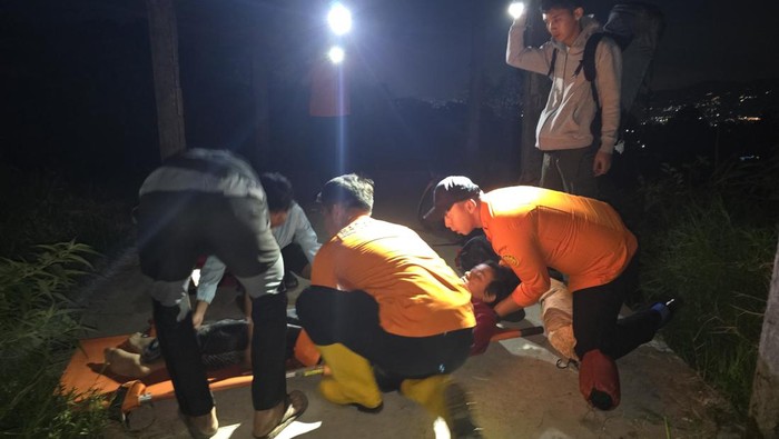 Tim SAR Bogor evakuasi wisatawan di kaki Gunung Pangrango Bogor. (Dok istimewa)