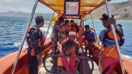 Tim SAR gabungan mengevakuasi pasutri di Sikka, NTT, yang terombang-ambing di laut akibat mesin perahu mati.