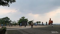 Wisata kaulinan di sebuah taman Pasir Kunci.