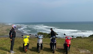 Menyusuri Pemandangan Indah Pantai Santolo di Garut Naik Motor