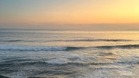 Pemandangan senja di Pantai Pacar.