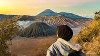 Pemandangan Gunung Bromo dari puncak bukit.