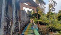 Menuju puncak wisata Tangga Seribu Manglayang Bandung.