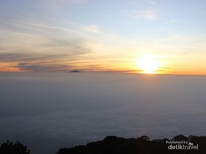 Lautan Awan yang Magis di Puncak Gunung Cikuray