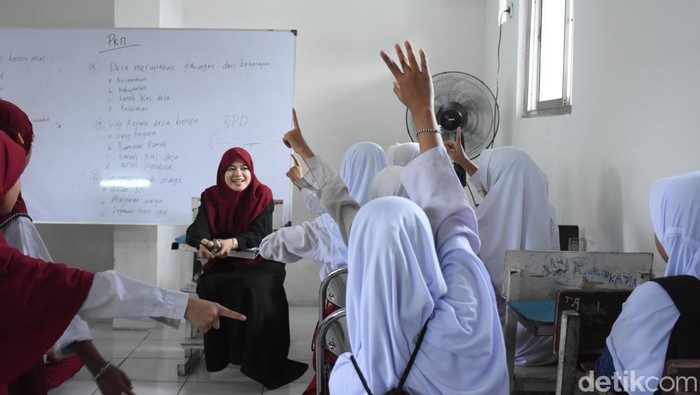 Sekolah Master di Depok tawarkan pendidikan gratis bagi anak kurang mampu. Uniknya, sekolah ini menggunakan kontainer bekas sebagai ruang kelasnya.