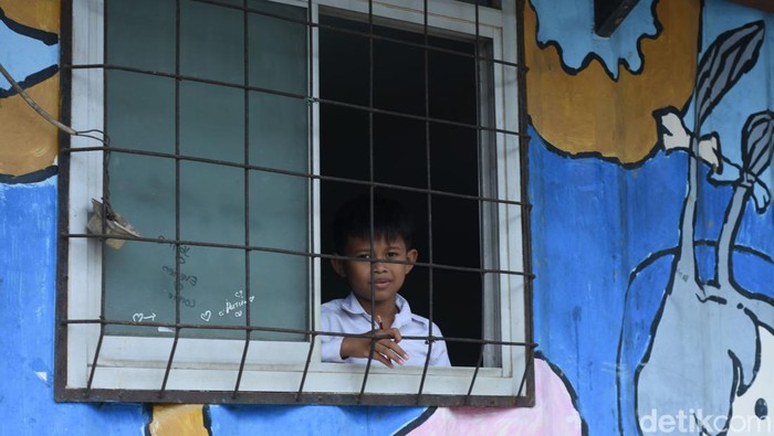 Sekolah Master di Depok tawarkan pendidikan gratis bagi anak kurang mampu. Uniknya, sekolah ini menggunakan kontainer bekas sebagai ruang kelasnya.