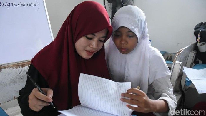 Unik! Bangunan Sekolah SD di Depok Ini Terbuat dari Kontainer Bekas Sekolah Master di Depok tawarkan pendidikan gratis bagi anak kurang mampu. Uniknya, sekolah ini menggunakan kontainer bekas sebagai ruang kelasnya.