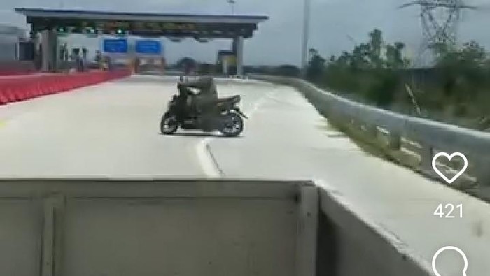 Tangkapan layar memperlihatkan seorang pemotor putar balik usai ketahuan masuk Tol Jogja-Solo di GT Polanharjo, Klaten, Senin (21/10/2024).