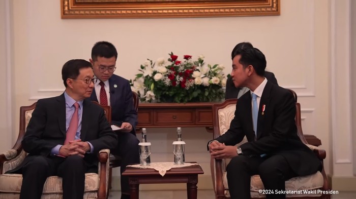Wakil Presiden RI Gibran Rakabuming Raka menerima kunjungan kehormatan Wapres China Han Zheng di Istana Wapres