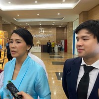 Namun, kesan monoton terhindar berkat aksesori yang menyerupai bros atau kerongsang berbentuk bunga menjuntai. (Foto: Kurniawan Fadilah/detikcom)