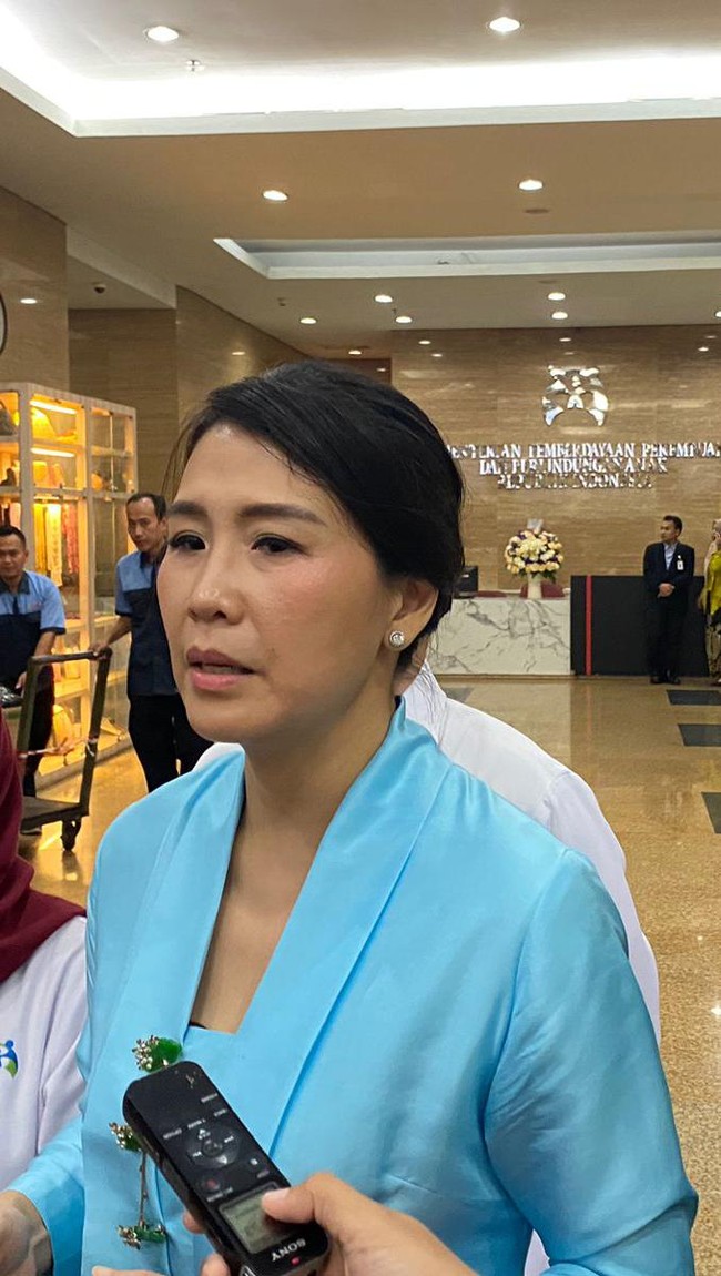 Namun, kesan monoton terhindar berkat aksesori yang menyerupai bros atau kerongsang berbentuk bunga menjuntai. (Foto: Kurniawan Fadilah/detikcom)