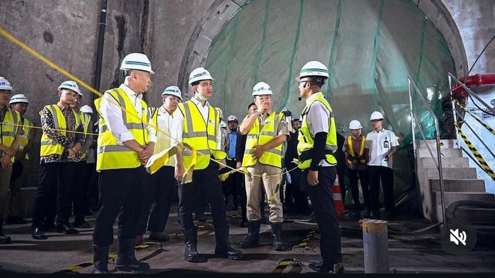 Wapres Gibran Rakabuming Raka blusukan cek proyek MRT