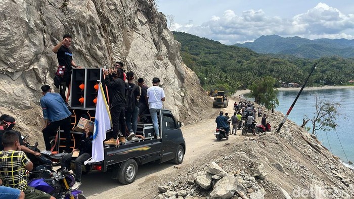 Warga geruduk Kantor Camat Bone Pantai Gorontalo untuk mendesak tambang ilegal ditutup. Apris Nawu/detikcom
