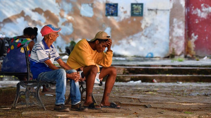 Warga Kuba Depresi Hidup Tanpa Listrik Oney Machado and Diana Machado sit in the house as Cuba suffers a third major setback in restoring power to the island, with millions still in the dark, in Havana, Cuba October 20, 2024. REUTERS/Norlys Perez