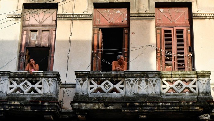 Warga Kuba Depresi Hidup Tanpa Listrik Oney Machado and Diana Machado sit in the house as Cuba suffers a third major setback in restoring power to the island, with millions still in the dark, in Havana, Cuba October 20, 2024. REUTERS/Norlys Perez