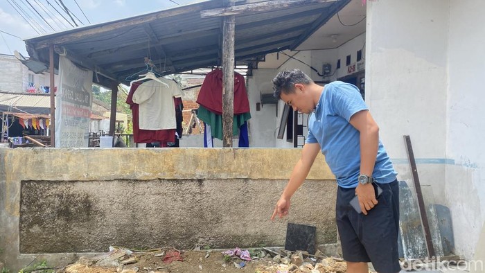 Warga menunjukan lokasi penemuan sepotong kaki di Sukabumi.