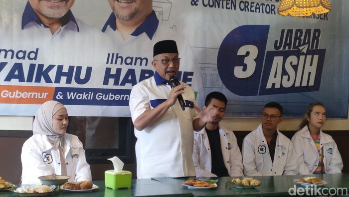 Ahmad Syaikhu berbincang dengan influencer di Garut