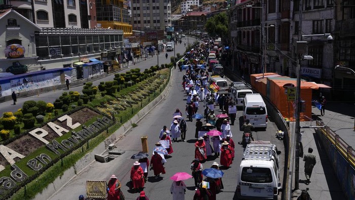 Para pedagang di Bolivia melakukan aksi protes dan mogok kerja. Mereka menuntut pemerintah untuk kendalikan inflasi.