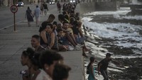 Sebagian dari mereka menghabiskan waktu di pinggir pantai Malecon.