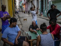 Aktivitas Warga Kuba di Tengah Padamnya Listrik