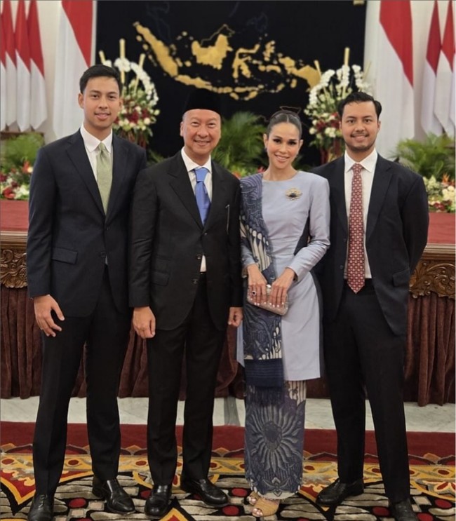 Menteri Perindustrian Agus Gumiwang didampingi istrinya, Loemongga Haoemasan, dan kedua putranya. Mengenakan kebaya simple abu-abu dan selendang batik, sang istri tampil cantik bersahaja. Dua putra merek Ghanita dan Ghaziya pun terlihat gagah serta tampan bersetelan jas. Foto: Instagram