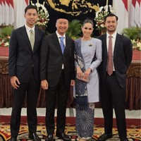 Menteri Perindustrian Agus Gumiwang didampingi istrinya, Loemongga Haoemasan, dan kedua putranya. Mengenakan kebaya simple abu-abu dan selendang batik, sang istri tampil cantik bersahaja. Dua putra merek Ghanita dan Ghaziya pun terlihat gagah serta tampan bersetelan jas. Foto: Instagram