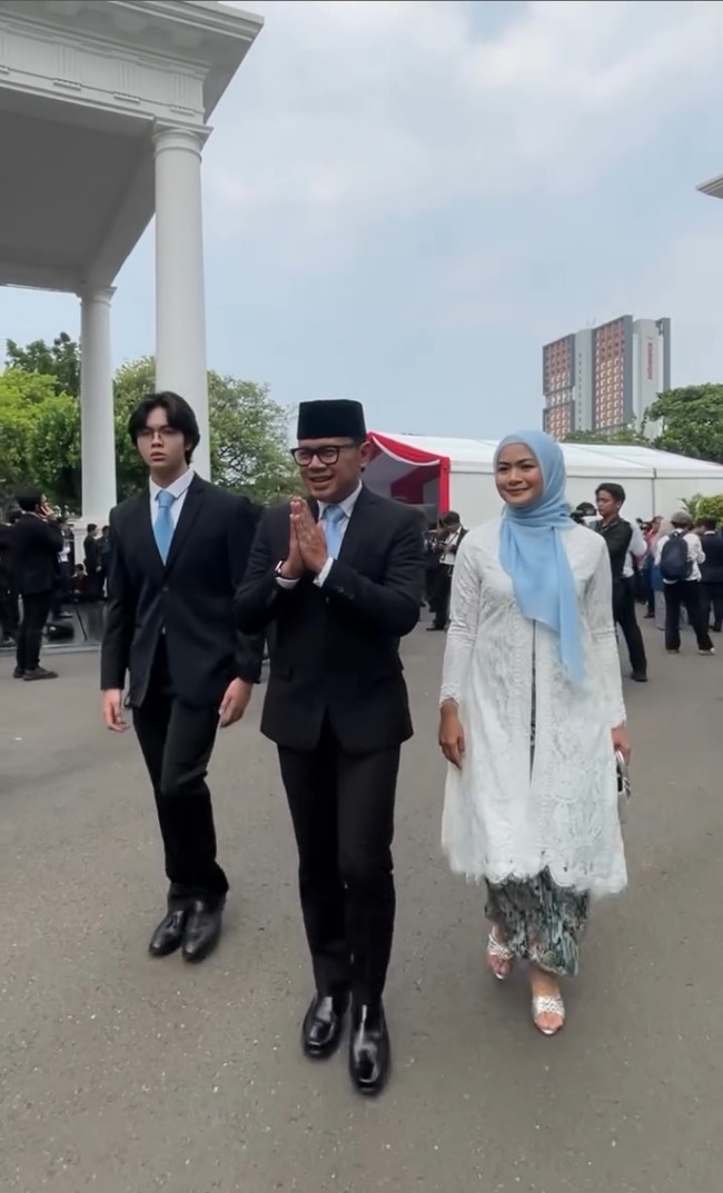 Wakil Menteri Dalam Negeri Bima Arya hadir di pelantikan bersama istri Yane Ardian, dan putra keduanya Kenatra Mahesa. Foto: Instagram