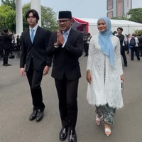 Wakil Menteri Dalam Negeri Bima Arya hadir di pelantikan bersama istri Yane Ardian, dan putra keduanya Kenatra Mahesa. Foto: Instagram