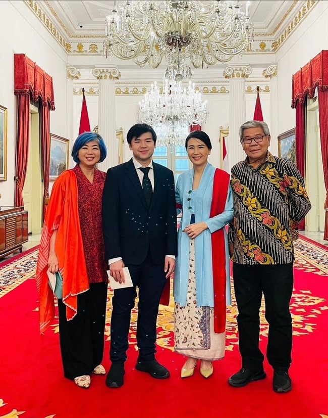 Veronica Tan membawa serta putra sulungnya, Nicholas Sean, saat dilantik sebagai wakil Menteri Pemberdayaan Perempuan dan Perlindungan Anak. Sean tampak mengenakan setelan jas hitam, senyumnya tampak mengembang bangga. Foto: Instagram