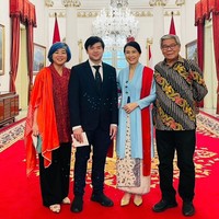 Veronica Tan membawa serta putra sulungnya, Nicholas Sean, saat dilantik sebagai wakil Menteri Pemberdayaan Perempuan dan Perlindungan Anak. Sean tampak mengenakan setelan jas hitam, senyumnya tampak mengembang bangga. Foto: Instagram