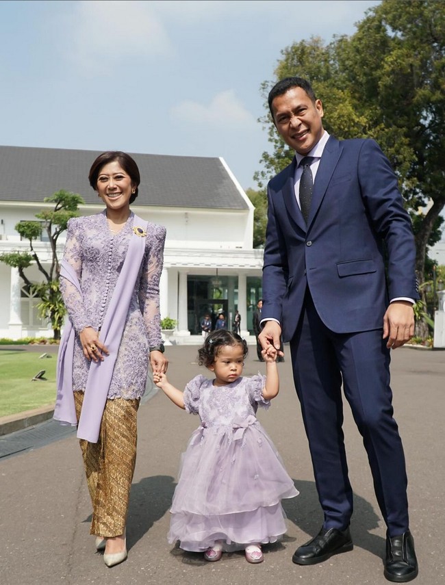 Menteri Komunikasi dan Digital Meutya Hafid anggun dan cantik mengenakan kebaya lace warna lavender. Dia mengajak serta suami, dan putri kecilnya yang memakai gaun organza warna senada. Foto: Instagram