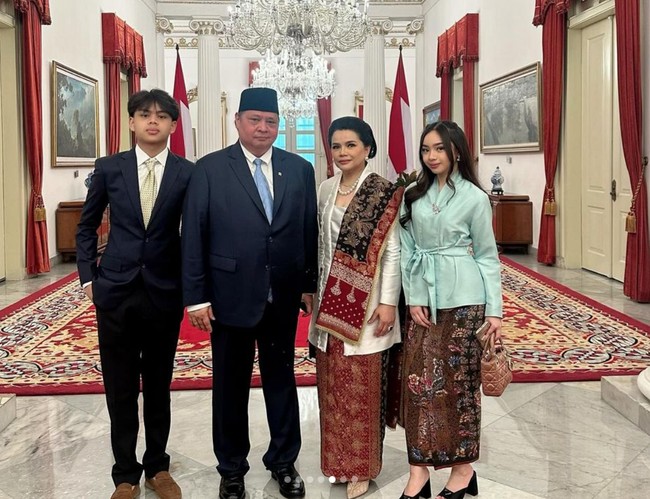 Airlangga Hartarto dilantik sebagai Menko Perekonomian. Dia mengajak serta istri Yanti Airlangga, dan kedua anaknya. Foto: Instagram