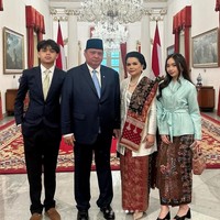 Airlangga Hartarto dilantik sebagai Menko Perekonomian. Dia mengajak serta istri Yanti Airlangga, dan kedua anaknya. Foto: Instagram