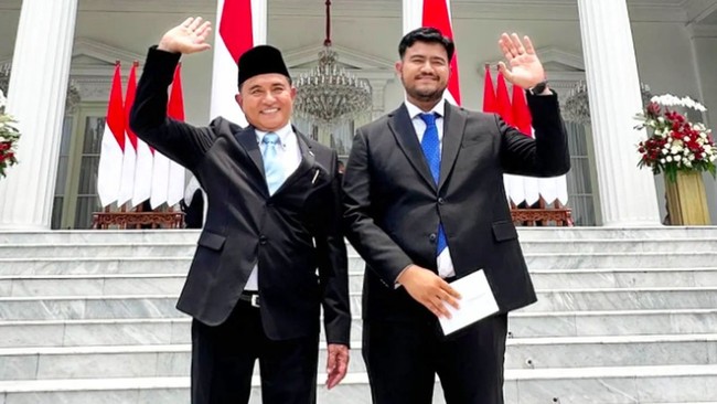 Yusril Ihza Mahendra menjabat sebagai Menteri Koordinator Bidang Hukum, HAM, Imigrasi dan Kemasyarakatan. Ia dilantik dengan didampingi putranya Ali Reza Mahendra. Foto: Instagram
