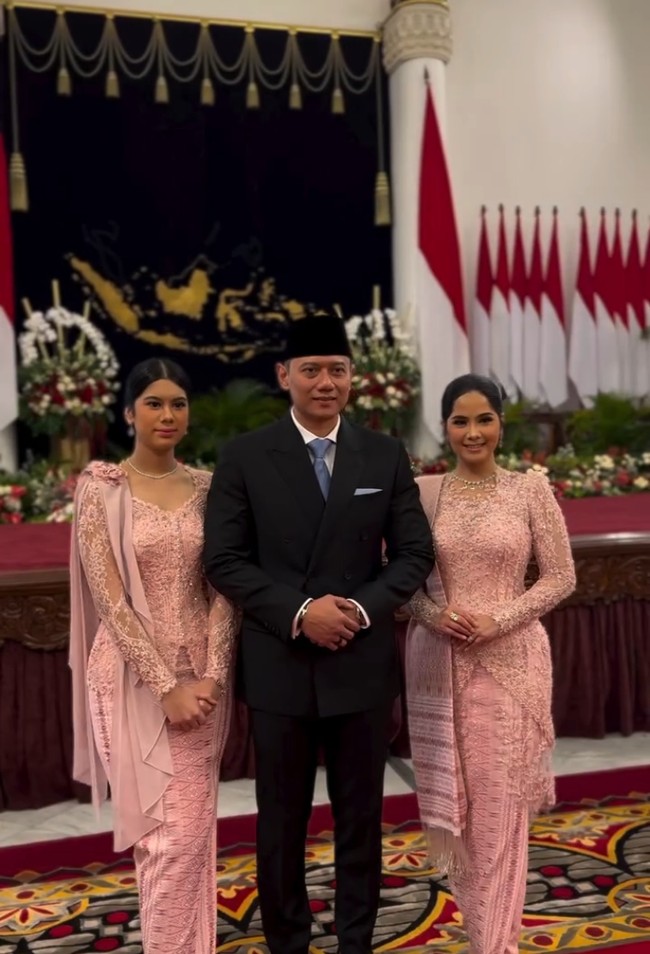 Dilantik jadi Menko Infrastruktur, Agus Harimurti Yudhoyono didampingi dua wanita tersayang, istri Annisa Yudhoyono dan putrinya Almira. Keduanya kompak tampil cantik mengenakan kebaya warna peach. Foto: Instagram