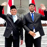 Yusril Ihza Mahendra menjabat sebagai Menteri Koordinator Bidang Hukum, HAM, Imigrasi dan Kemasyarakatan. Ia dilantik dengan didampingi putranya Ali Reza Mahendra. Foto: Instagram