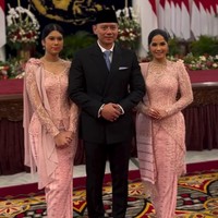 Dilantik jadi Menko Infrastruktur, Agus Harimurti Yudhoyono didampingi dua wanita tersayang, istri Annisa Yudhoyono dan putrinya Almira. Keduanya kompak tampil cantik mengenakan kebaya warna peach. Foto: Instagram